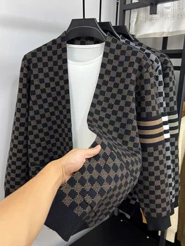 Высококачественный брендовый классический полосатый вязаный кардиган 2023, осенний новый корейский повседневный вязаный свитер с V-образным вырезом, модное мужское пальто в клетку